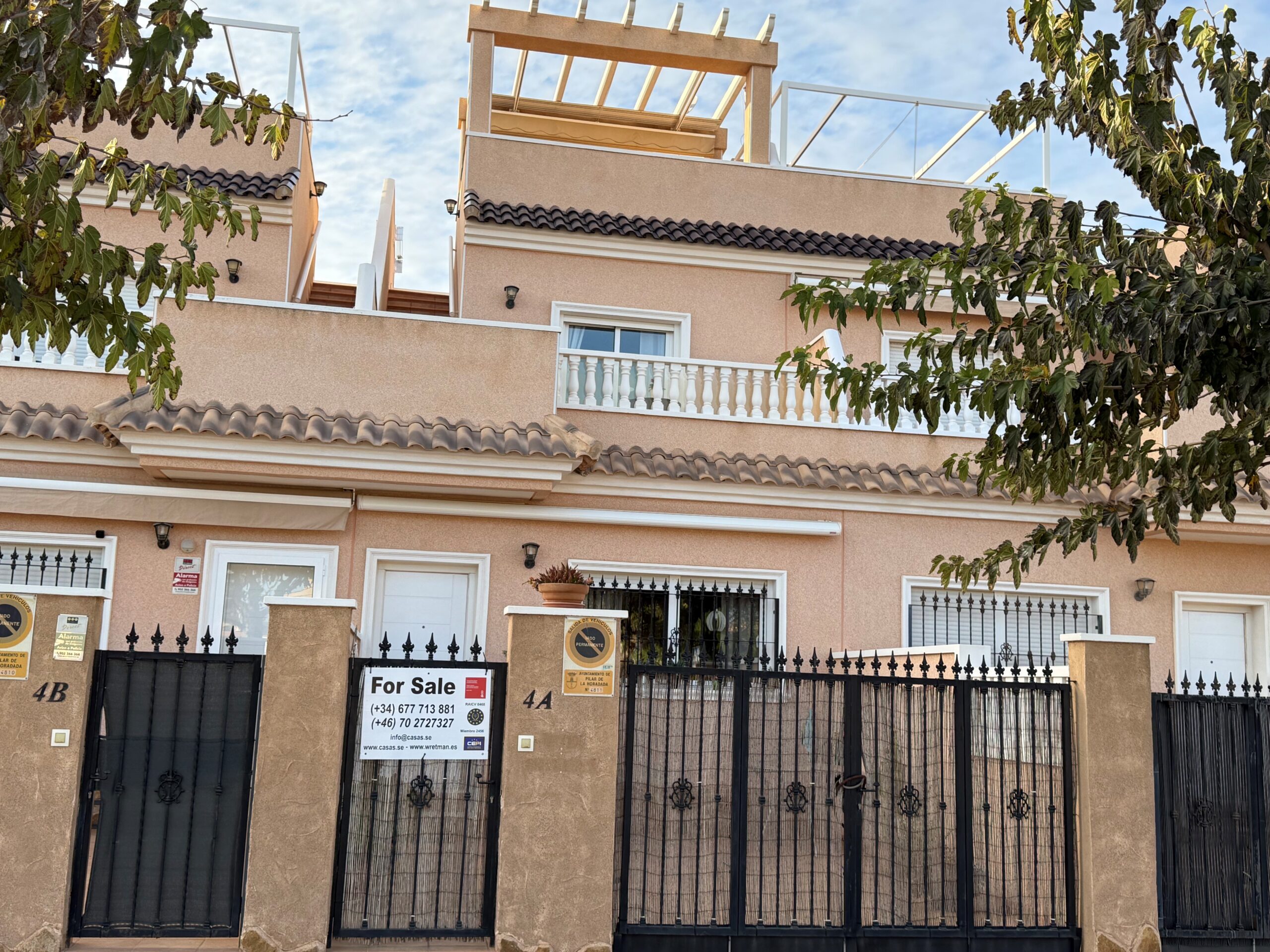 Nice townhouse in Torre de la Horadada with front and back terrace and large lovely roof terrace